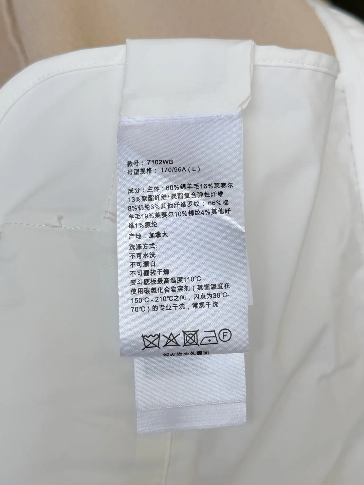 P660 Canada Goose Fleece Wool Badge Hooded Jacket Fabric selection: Wool fleece fabric blended with wool as the main body and a very small amount of spandex and polyester fiber. Wool is a core natural ingredient that provides unparalleled temperature regulation, antibacterial and anti-odor properties and a skin-friendly feel. The feeding of a small amount of spandex gives the fabric a certain degree of four-way elasticity, making it non-restrictive during daily activities. As the basis of fleece's structure, polyester fiber enhances the fabric's durability, wrinkle resistance and quick-drying properties. It contributes to the loft of the fleece and provides functions such as trapping air.  Detail 1: The sleeves and hem are closed with 2×2 ribbing. Its strong elasticity can closely fit wrists and waists of different thicknesses, forming an effective 'seal' to prevent cold wind from blowing back. It can still maintain its original shape after repeated stretching and use, and is not easy to loose and deform. And the ribbed cuffs can convey a sense of design and enhance the visual beauty.  Detail 2: The combination of hood design and elastic buckle improves warmth and windproof performance when wearing. Accessories: Customized elastic drawstring, elastic buckle, custom zipper pendant, custom armband Size: S M L Color: black gray coffee rice pink